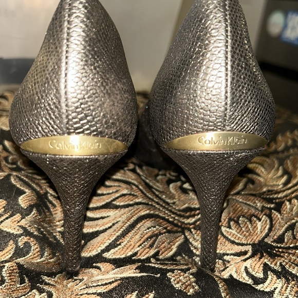 Calvin Klein - Picture 4 of 5